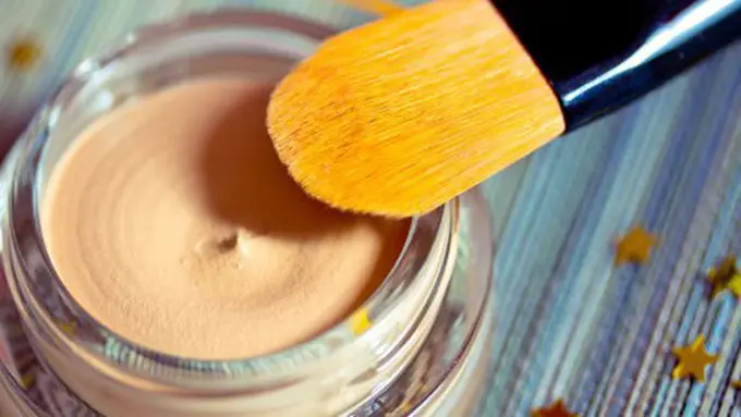 Kamu bisa bikin concealer sendiri lho Ladies/copyright: thinkstockphotos.com