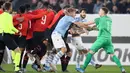 Kiper Rennes Romain Salin (kanan) berkelahi dengan pemain Lazio saat pertandingan Grup E Liga Europa di Stadion Roazhon Park, Rennes, Prancis, Kamis (12/12/2019). Lazio gagal lolos ke 32 besar Liga Europa setelah kalah dari Rennes 2-0. (AP Photo/David Vincent)