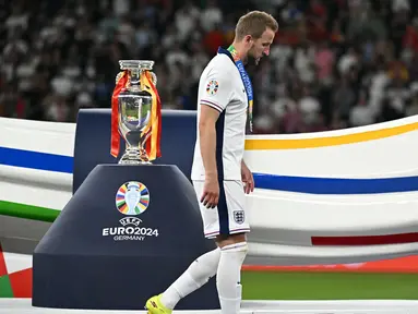 Penyerang Inggris, Harry Kane usai menerima medali perak di akhir pertandingan final Euro 2024 di Olympiastadion, Berlin pada 14 Juli 2024. (JAVIER SORIANO/AFP)