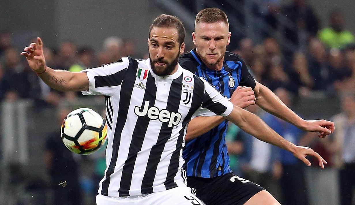 Striker Juventus, Gonzalo Higuain, berebut bola dengan bek Inter Milan, Milan Skriniar, pada laga Serie A di Stadion Giuseppe Meazza, Sabtu (28/4/2018). Inter Milan takluk 2-3 dari Juventus. (AP/Matteo Bazzi)