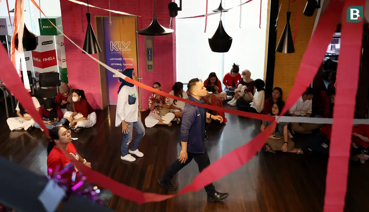 Karyawan KapanLagi Youniverse (KLY) saat mengikuti lomba balap kelereng pada perayaan HUT Kemerdekaan Republik Indonesia ke-78 di Kantor KLY Jakarta, Gondangdia, Jumat (18/8/2023). (Bola.com/M Iqbal Ichsan)