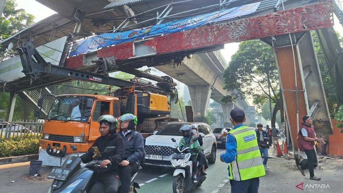 Pengakuan Sopir Truk Angkut Alat Berat Tersangkut JPO Tendean