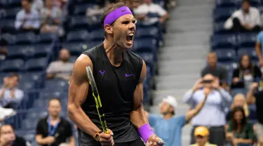 Petenis Spanyol, Rafael Nadal berselebrasi usai menang atas petenis Argentina, Diego Schwartzman  pada babak perempat final AS Terbuka 2019  di Arthur Ashe Stadium, Rabu (4/9/2019). Nadal berhasil melangkah ke semifinal dalam pertarungan tiga set dengan skor 6-4, 7-5, dan 6-2. (Don Emmert / AFP)