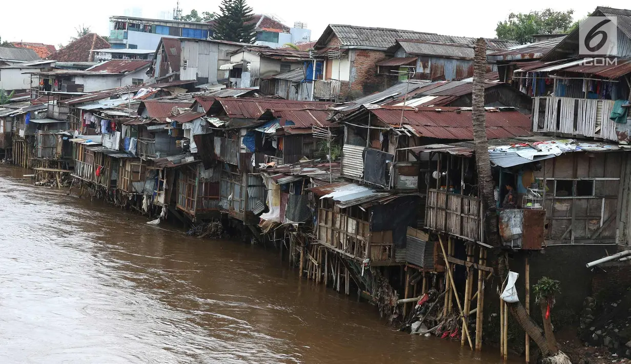 Bangunan yang berada di bantaran Sungai Ciliwung, Jakarta, Selasa (13/2). Pemprov DKI akan melanjutkan program normalisasi sungai sehingga bantaran sungai terbebas dari hunian warga serta upaya mengurangi banjir. (Liputan6.com/Immanuel Antonius)
