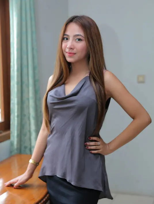 "Pengennya fokus di luar negeri, karena aku tinggal di Singapura. Tapi kan deket sama Indonesia, akhirnya aku pikir ada bahasa Indonesianya juga. Indonesia nggak aku tinggalin juga," tutur Nadia Vega. (Andy Masela/Bintang.com)