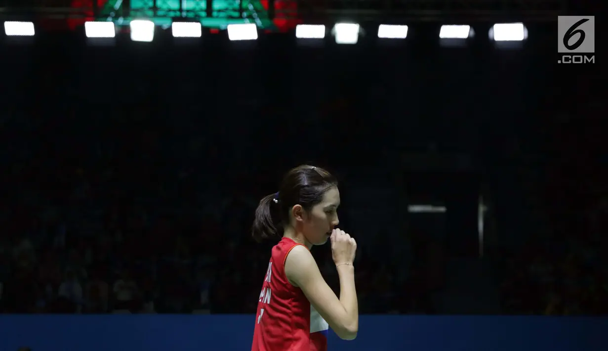 Pebulu tangkis tunggal putri Jepang, Aya Ohori tertunduk saat melawan unggulan kelima Indonesia Open 2019, Pusarla V Sindhu (India) di Babak 32 besar Indonesia Open 2019 di Istora Senayan, Jakarta, Rabu (17/7/2019). Aya Ohori kalah 21-11, 15-21. 15-21. (Liputan6.com/Helmi Fitrhiansyah)