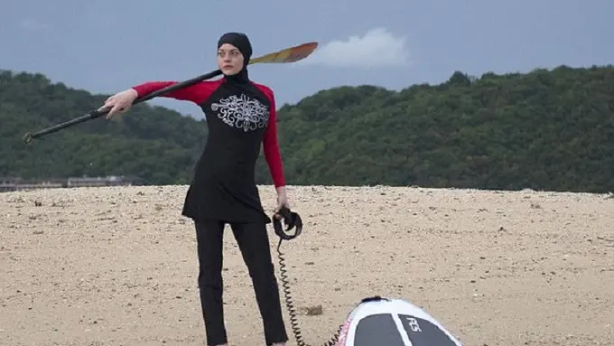 [Bintang] Lindsay Lohan kenakan Burkini