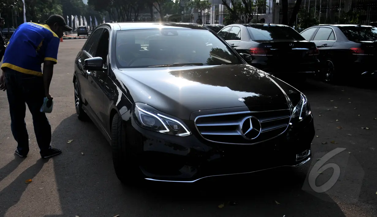 Mobil jenis Mercy E – 400 disiapkan Pemerintah untuk  membawa para Kepala Negara dalam rangkaian acara Konferensi Asia Afrika (KAA) ke-60 di Kota Jakarta dan Bandung, Jakarta, Kamis (16/4/2015). (Liputan6.com/Johan Tallo)