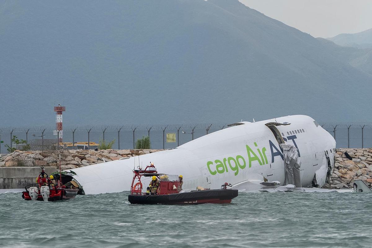 FOTO: Pesawat Kargo Tergelincir ke Laut di Bandara Hong Kong, Dua Tewas