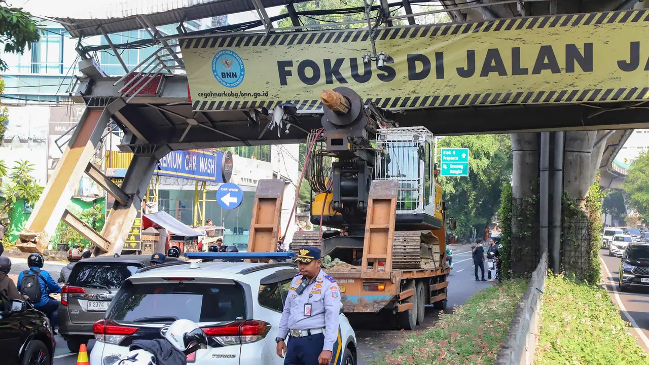 JPO Tendean Nyaris Ambruk Usai Ditabrak Truk Crane