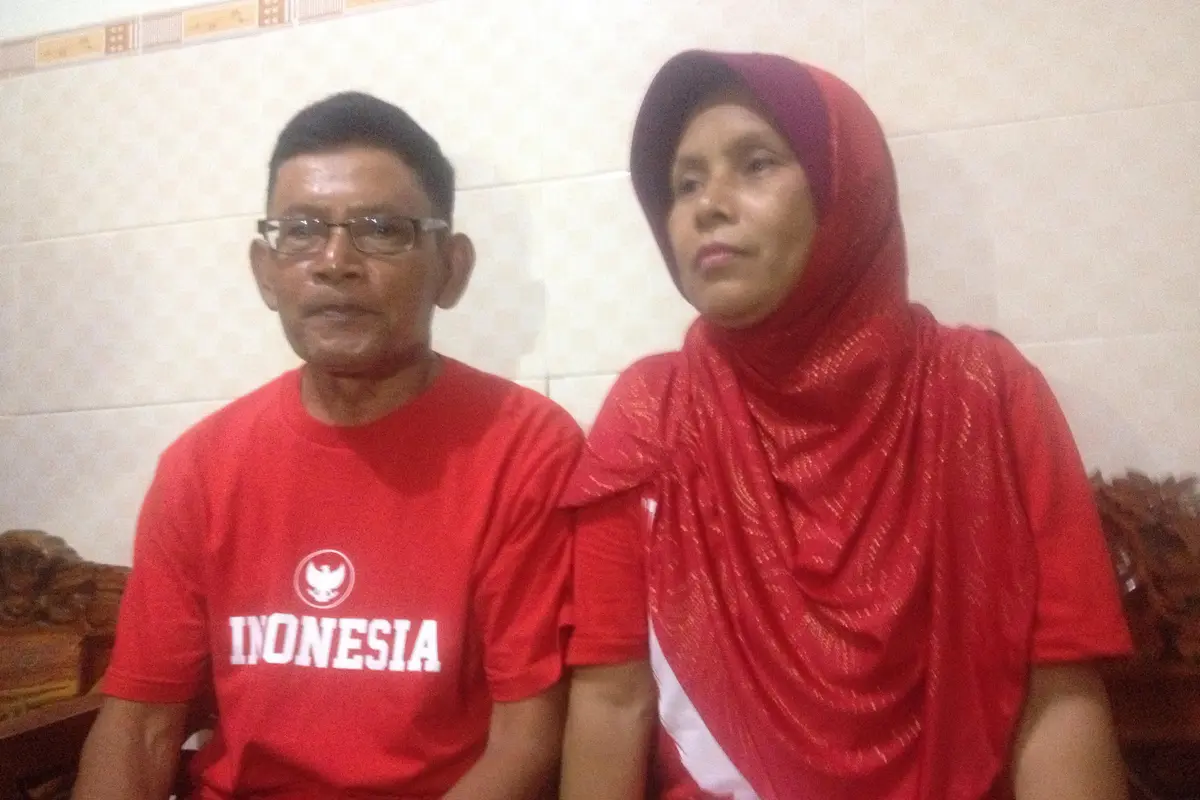  Jumiah (kanan), ibunda penyerang timnas Indonesia, Andik Vermansyah