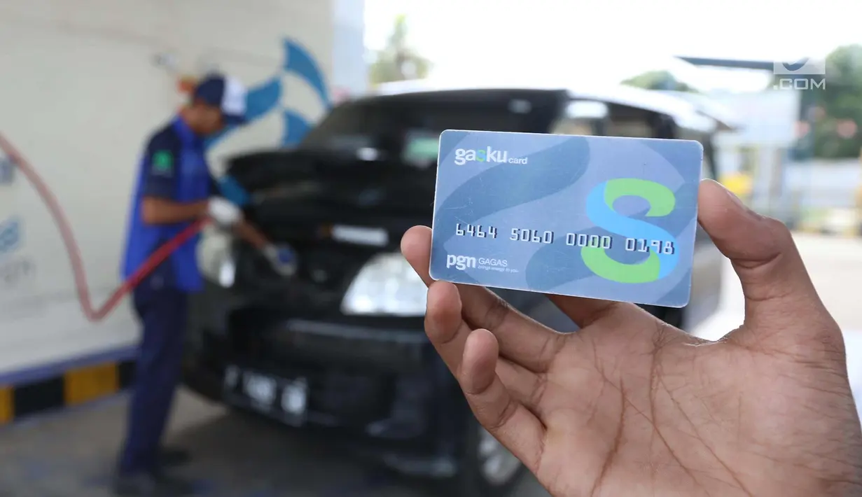 Supir angkot  menunjukkan kartu PGN di SPBG PGN Jl. Moh. A. Salmun, Bogor, Jawa Barat (28/9). Saat ini sekitar 500 angkot di Bogor yang menggunakan BBG. Setiap bulan, angkot-angkot itu menyerap 150.000 meter kubik BBG. (Liputan6.com/Angga Yuniar)