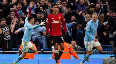 Reaksi pemain Manchester United Raphael Varane (tengah) saat Erling Haaland (kanan) dan Phil Foden merayakan gol ketiga Manchester City pada pertandingan sepak bola Liga Premier Inggris di Stadion Etihad, Manchester, Inggris, Minggu, 3 Maret 2024. (AP Photo/Dave Thompson)