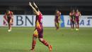Gelandang Bhayangkara FC, Lee Yoo-joon, merayakan gol Paulo Sergio ke gawang Bali United pada laga Liga 1 Indonesia di Stadion Patriot, Bekasi, Jumat (29/9/2017). Bhayangkara menang 3-2 atas Bali. (Bola.com/Vitalis Yogi Trisna)