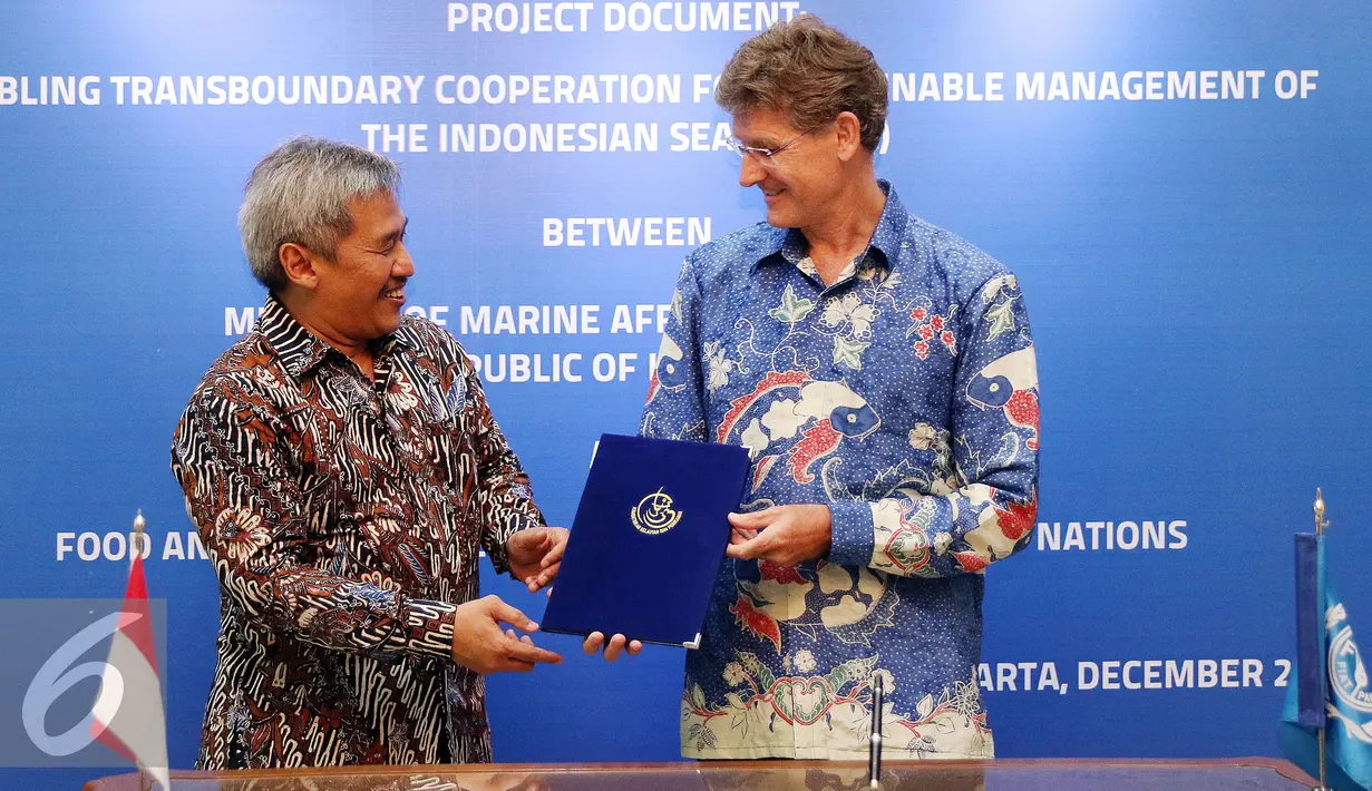 Sjarief Widjaja (kiri) menyerahkan nota kerjasama kepada Mark Smulders di Jakarta, Rabu (28/12). Kerja sama ini juga untuk memfasilitasi penerapan pendekatan ekosistem guna pengelolaan perikanan (EAFM). (Liputan6.com/Helmi Fithriansyah)