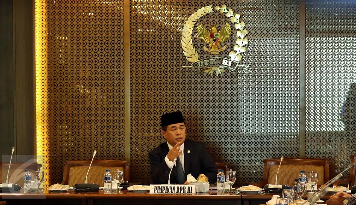 Ketua DPR Ade Komarudin memimpin Rapat Konsultasi bersama Menteri Agama Lukman Hakim Syaifuddin di Gedung Nusantara  III, Kompleks Parlemen, Senayan, Jakarta, Senin (26/9). Rapat konsultasi itu membahas permasalahan kuota haji. (Liputan6.com/Johan Tallo)
