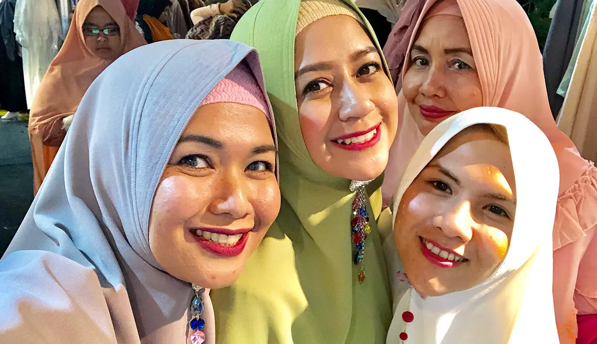 Belum sepenuhnya mantap berhijab, namun dari unggahannya mengabarkan bahwa Evelyn sedang dalam tahap belajar. Uniknya, ia meminta kepada yang melihat untuk di malakukan bully terhadapnya. (Instagram/evelinnadaanjani)
