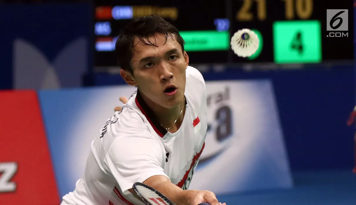 Tunggal Putra Indonesia, Jonatan Christie mengembalikan kok ke arah pebulu tangkis Tiongkok, Chen Long di Babak Kedua Indonesia Open 2017 di JCC Plenary Hal, Jakarta, Kamis (15/6). Jonatan kalah 9-21, 7-21. (Liputan6.com/Helmi Fithriansyah)