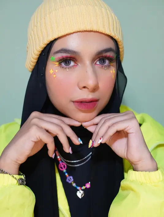 Kalau kamu suka face painting, mungkin eye look yang vibrant seperti selebgram Dilla Jaidi ini bisa jadi pilihan. [@dillaljaidi]