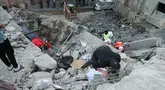 Tim penyelamat memeriksa reruntuhan bangunan setelah serangan udara Israel di desa Shebaa, Lebanon Selatan, pada 27 September 2024. (Rabih DAHER/AFP)