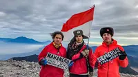 El Rumi dan Al Ghazali Kirim Doa untuk Warga Sekitar Gunung Semeru dalam Unggahan Foto Kenangan di Puncak Mahameru