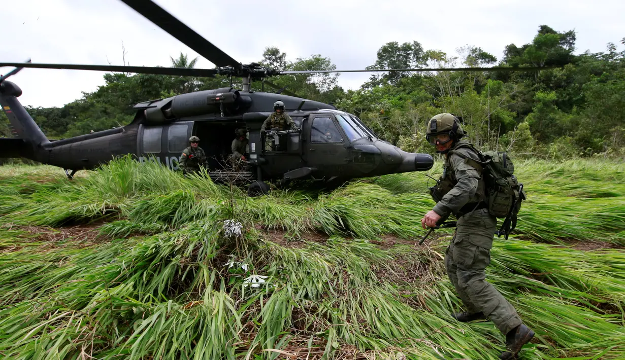 Polisi antinarkotika Kolombia singgah di tengah hutan, Desa Calamar, Guaviare, Kolombia, Selasa (2/8). Kolombia menggelar operasi besar-besaran yang difokuskan pada upaya pemberantasan produksi obat serta budidaya koka.(REUTERS/John Vizcaino)