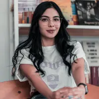 ilustrasi perempuan berkaca mata/Photo by Cleyder Duque from Pexels