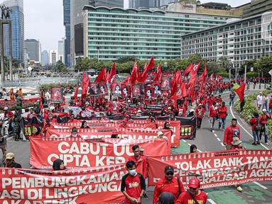 Ribuan buruh menggelar peringatan Hari Buruh Internasional atau May Day di Bundaran HI menunju Istana Negara, Jakarta, Senin (1/5/2023). (Liputan6.com/Faizal Fanani)