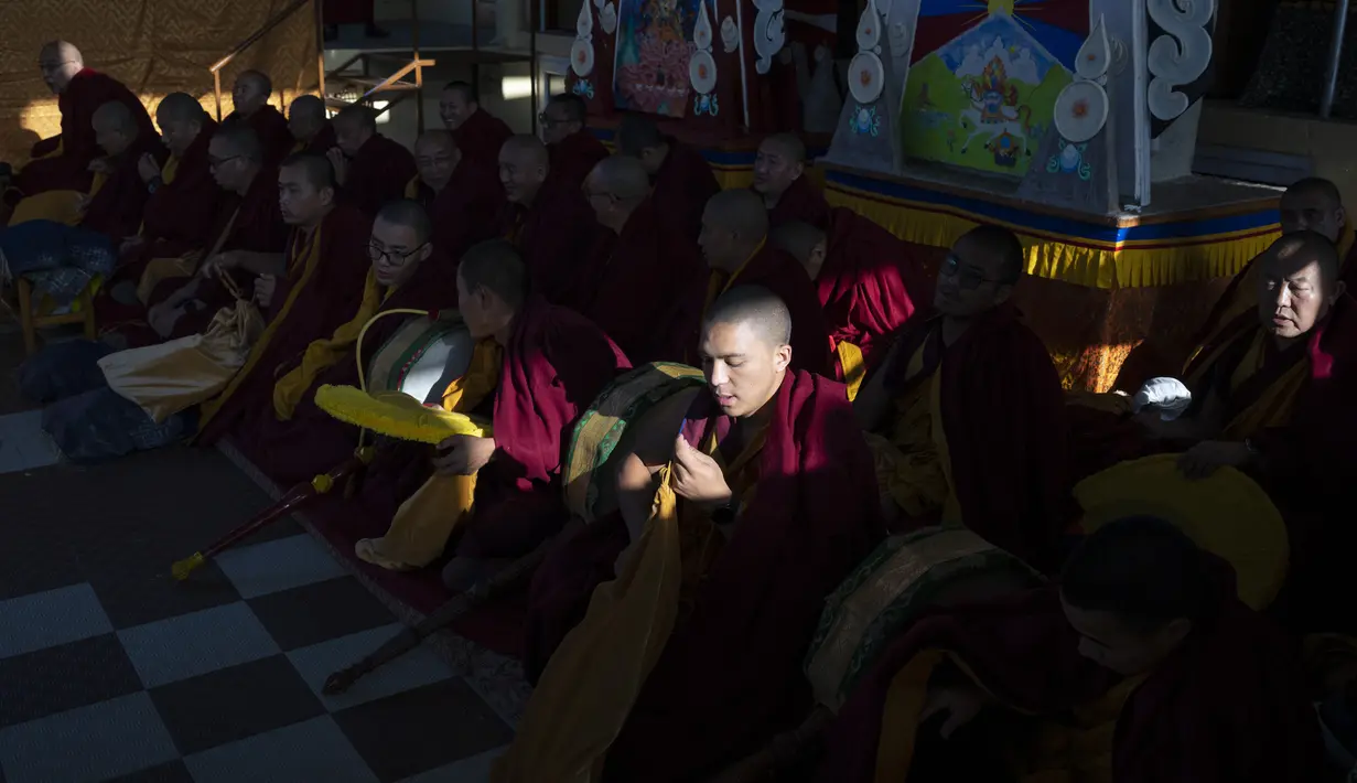 Biksu Buddha Tibet di pengasingan berkemas setelah sesi doa pagi untuk menyambut Tahun Kelinci Air di Dharamshala, India, Selasa (21/2/2023). Dalam penanggalan tradisional Tibet setiap tahun memiliki binatang, unsur, dan angka. (AP Photo/Ashwini Bhatia)