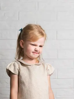 Dalam hubungan orangtua dan anak, kebiasaan mendengar dengan penuh perhatian dapat membuka ruang komunikasi yang lebih jujur sekaligus memperkuat kedekatan emosional. (foto/dok: freepik)