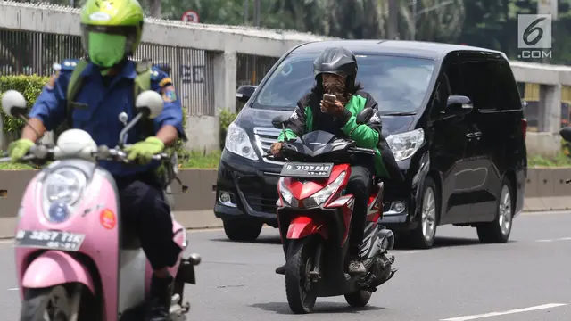 Awas, Menggunakan Telepon Seluler Saat Berkendara Akan Ditilang