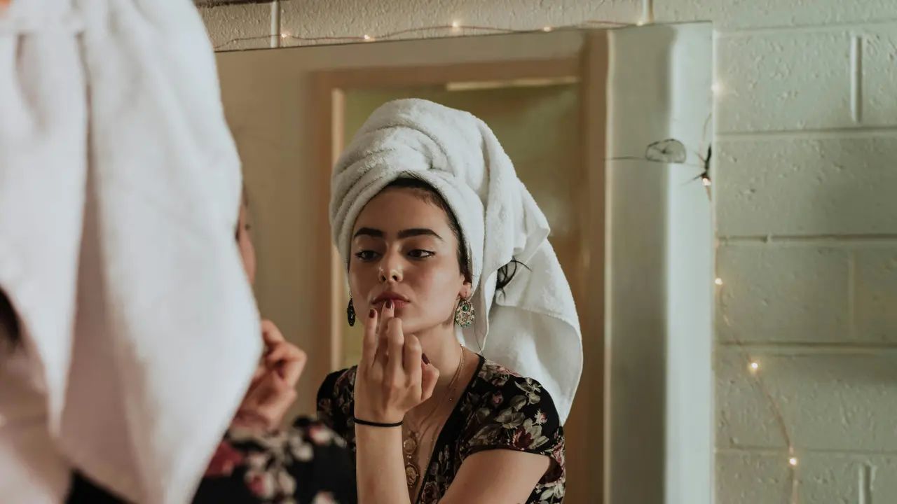 Ilustrasi penggunaan skincare credit by unsplash.com