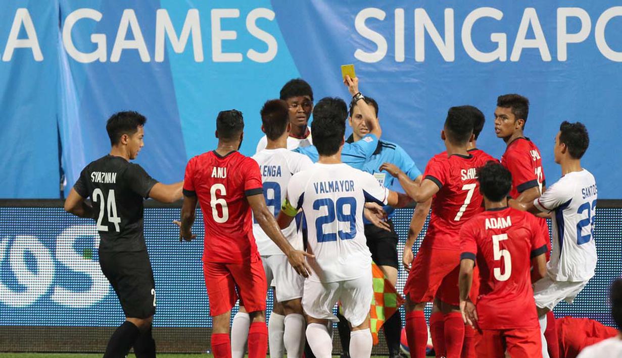 Pelanggaran keras pemain Filipina sempat membuat pemain-pemain Singapura terpancing emosinya. (Bola.com/Arief Bagus)