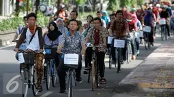 Pawai sepeda saat memperingati Hari Batik Nasional, Yogyakarta, Minggu (2/10). Tema kegiatan tersebut 'UGM Berbatik, Wujud Cinta Kami untuk Indonesia' (Liputan6.com/Boy Harjanto)