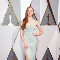 Sophie Turner nampak anggun dengan gaun yang dikenakannya. Gaun berwarna mint membuatnya tampil segar dan cerah. Tak ayal kecantikan Sophie Turner berhasil meluluhkan hati Joe Jonas (Kapanlagi/AFP)