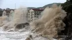Pemandangan saat ombak besar yang diakibatkan terpaan Topan Maria menghantam tembok di pantai dekat Wenling, Provinsi Zhejiang, China, Rabu (11/7). (AFP)