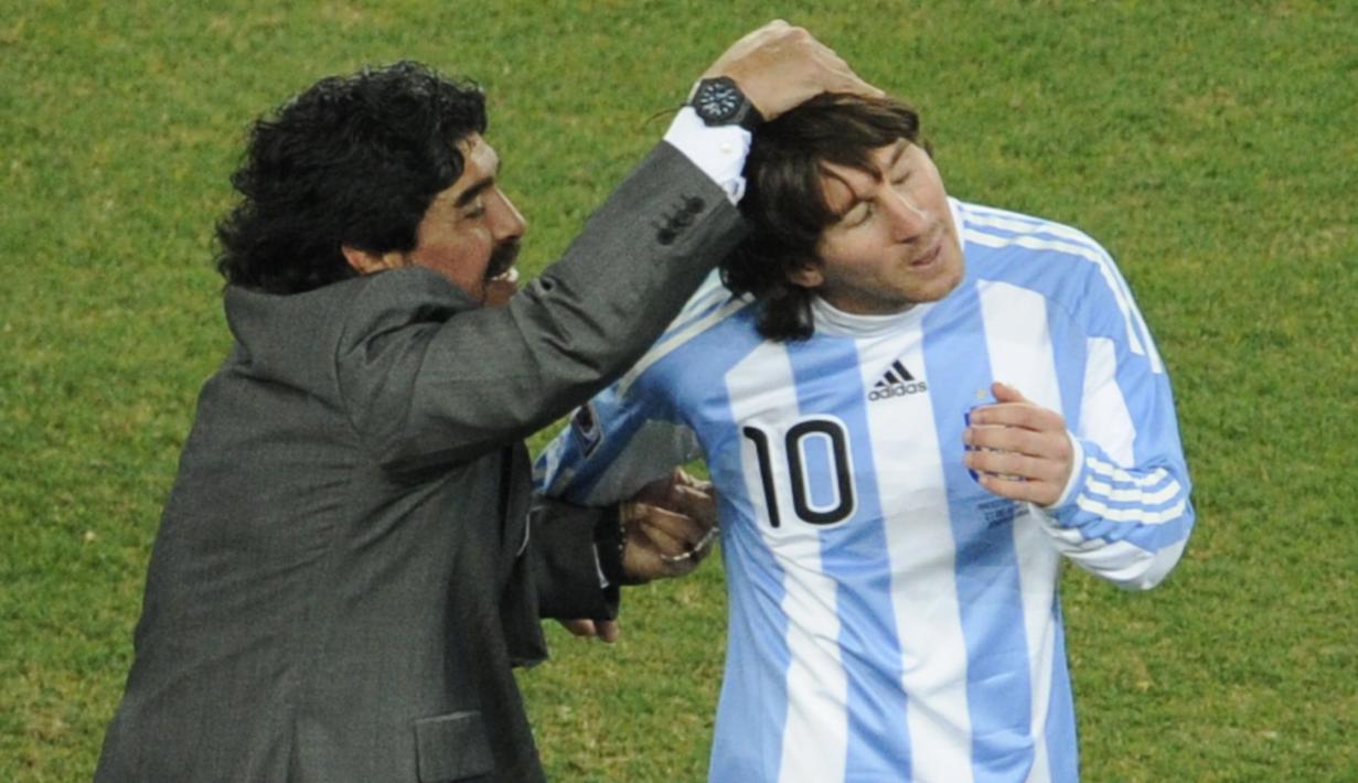 Pelatih Argentina, Diego Maradona, memberikan selamat kepada Lionel Messi usai menaklukkan Meksiko dengan skor 3-1 pada laga Piala Dunia di Stadion Soccer City, Afrika Selatan, (27/6/2010). (AFP/Javier Soriano)