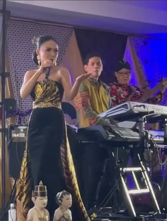 Yuni Shara saat menghibur masyarakat di KJRI Los Angeles. Dalam video singkatnya, ia begitu bahagia bernostalgia bersama masyarakat Indonesia yang berada di Amerika. [Instagram/yunishara36]