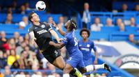 Penyerang Chelsea, Michy Batshuayi, duel udara dengan pemain Brighton & Hove Albion, Lewis Dunk, pada laga Premier League di Stadion Stamford Bridge, Sabtu (28/9). Chelsea menang 2-0. (AP/Frank Augstein)
