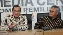Komisioner KPU, Hasyim Asyari (kiri) bersama Ketua KPU Arief Budiman memberi keterangan terkait putusan Bawaslu di Gedung KPU Jakarta, Selasa (6/3). KPU akan melaksanakan putusan Bawaslu terkait PBB. (Liputan6.com/Helmi Fithriansyah)