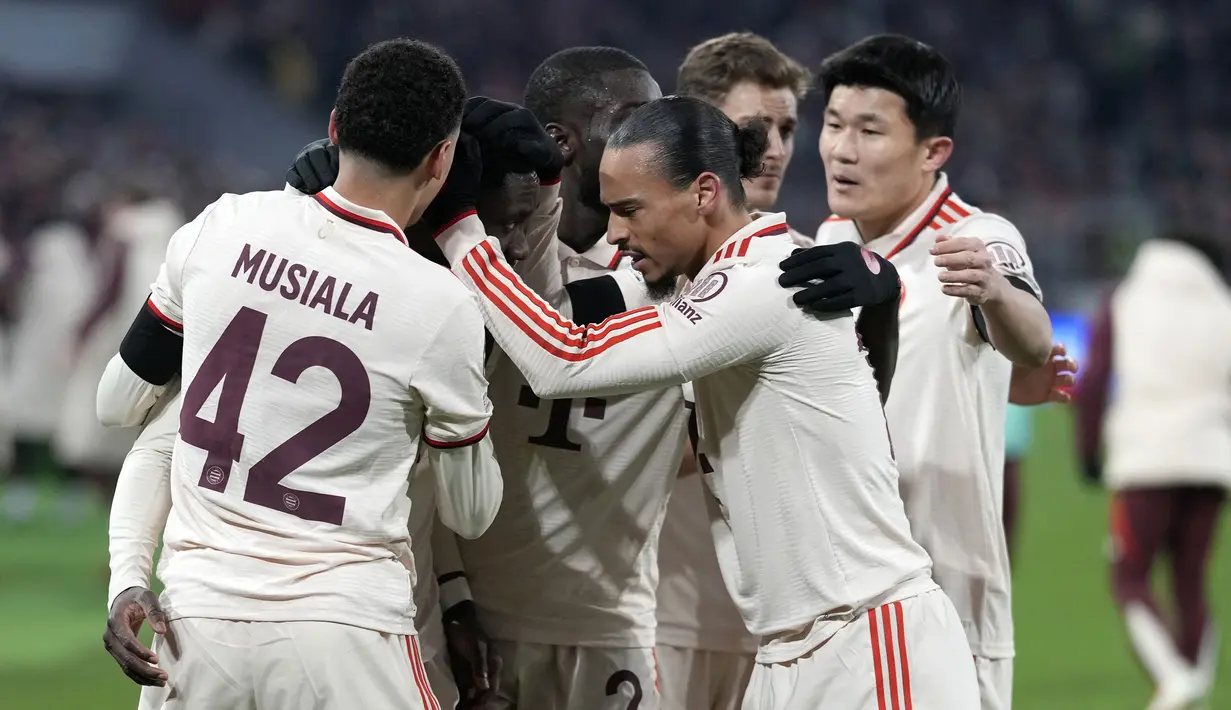 Para pemain Bayern Munchen merayakan gol kemenangan timnya yang dicetak oleh Alphonso Davies dalam laga leg 2 babak play off Liga Champions 2024/2025 melawan Celtic di Allianz Arena, Munchen, Jerman, Rabu (19/02/2025) WIB. (AP Photo/Matthias Schrader)