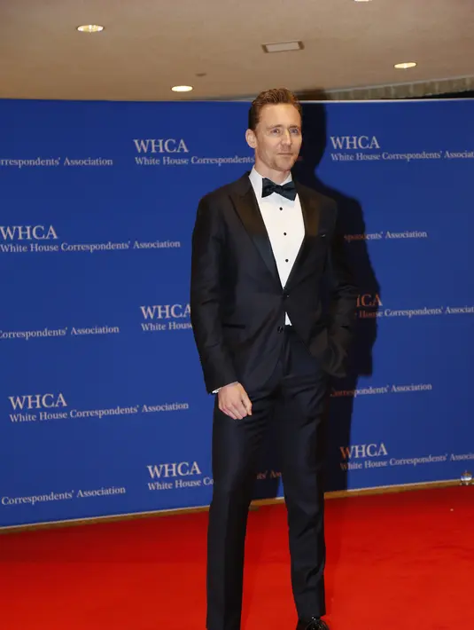 Melansir Hollywoodlife.com, Tom dikabarkan sedang berjalan bersama seorang wanita cantik dengan rambut blonde pendek. Rumornya, wanita itu mirip dengan mantan kekasih Tom, yaitu Taylor. (AFP/Bintang.com)