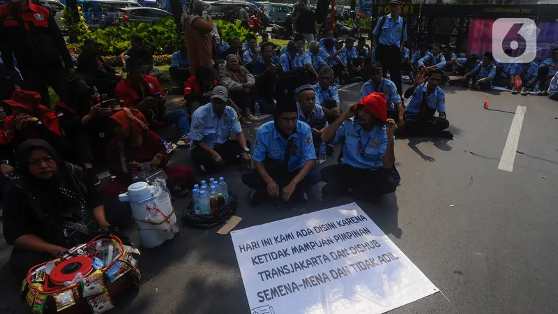 Ratusan Sopir JakLingko Demo di Balai Kota Jakarta