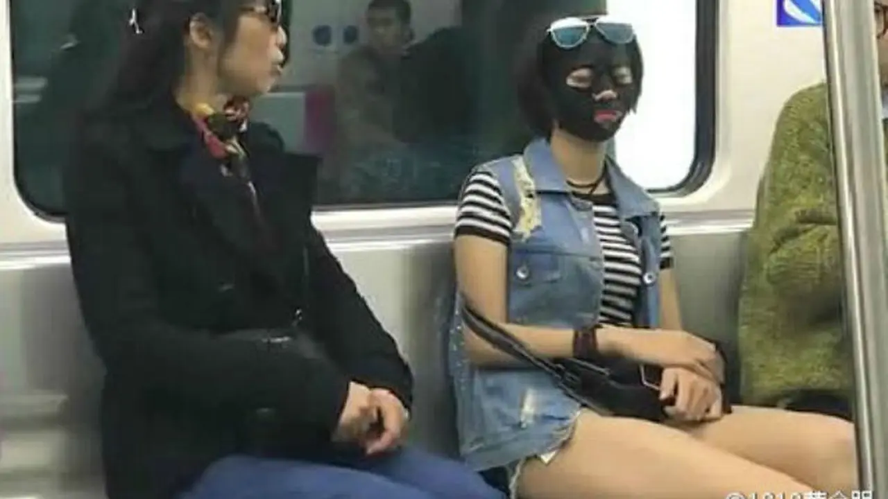 Gadis Ini Selalu Pakai Masker di Kereta, Kenapa Ya?