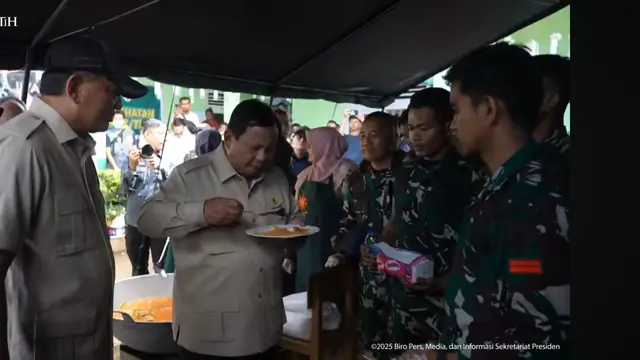 Presiden Prabowo menyicipi makanan yang ada di Posko Pengungsian Bencana SD 05 Kayu Pasak Palembayan, Kabupaten Agam, Sumatra Barat, Kamis (18/12/2025) (Istimewa)