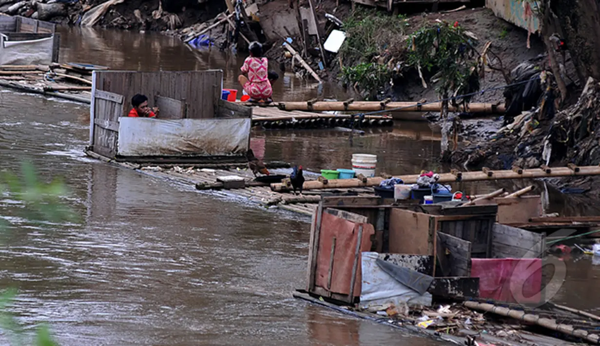 Masih banyak warga bantaran kali Ciliwung Jakarta yang memanfaatkan air kali untuk kehidupan sehari - hari. Tampak beberapa warga memanfaatkan air kali Ciliwung sebagai tempat Mandi Cuci Kakus (MCK), Jakarta, Jumat (20/2/2015). (Liputan6.com/JohanTallo)