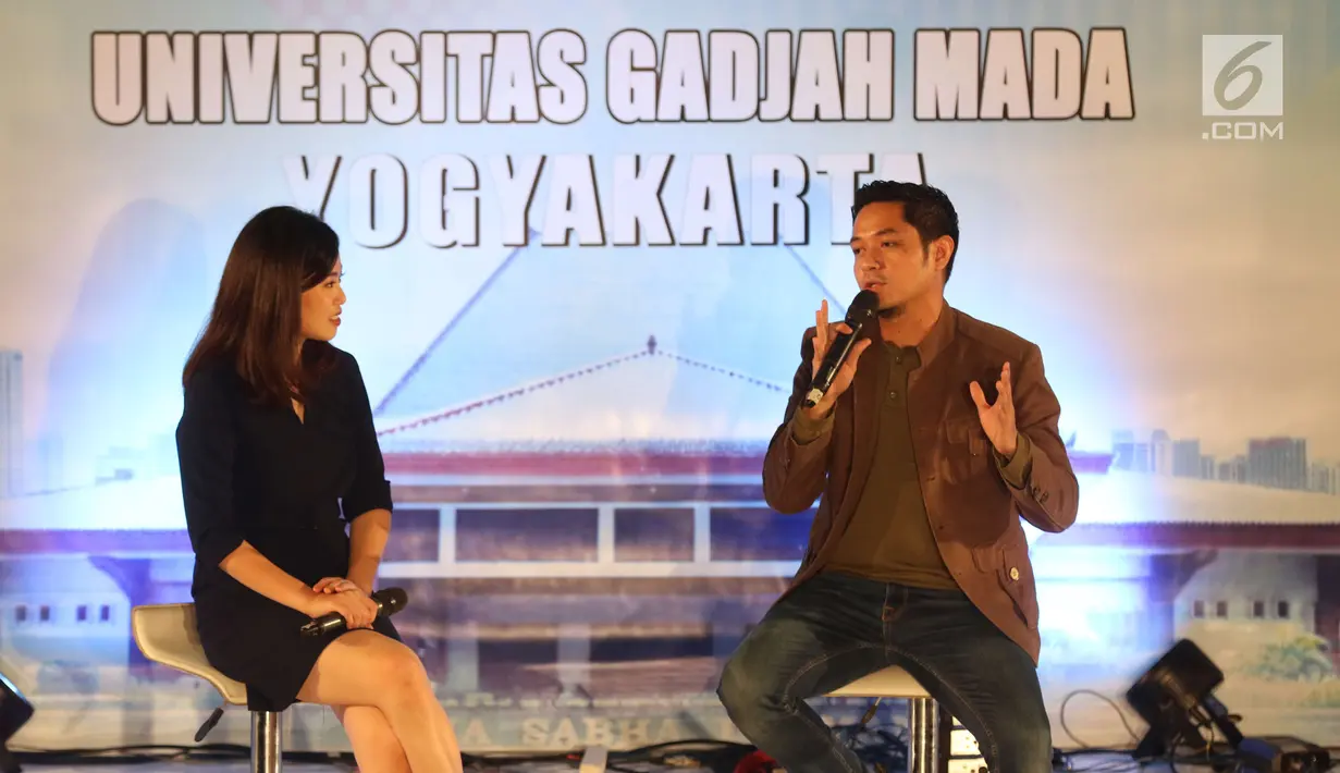 Aktor dan pengusaha, Dude Harlino menjadi pembicara pada sesi inspirasi muda acara Emtek Goes to Campus (EGTC) 2017 di Graha Sabha Pramana Universitas Gadjah Mada, Yogyakarta, Selasa (31/10). (Liputan6.com/Helmi Afandi)