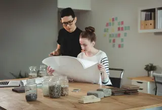 Salah satu aktivitas sederhana yang bisa dilakukan di rumah adalah memory jar. Aktivitas ini mengajak anak mengingat berbagai momen berharga melalui simbol visual seperti warna, tulisan, atau benda kecil yang memiliki makna khusus.  (foto/dok: freepik/wavebreakmedia_micro)