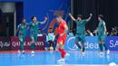 Para pemain Timnas Futsal Indonesia merayakan gol kedua timnya ke gawang Vietnam yang dicetak oleh Ardiansyah Nur (kedua kanan) dalam laga perempat final Piala Asia Futsal 2026 di Indonesia Arena, Senayan, Jakarta, Selasa (03/02/2026). (Bola.com/Bagaskara Lazuardi)