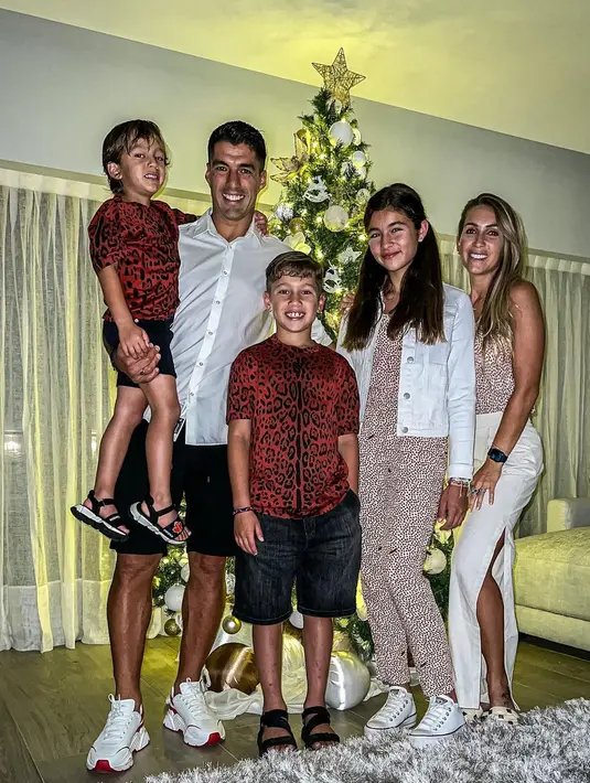 Sementara sahabat Messi, Luis Suarez tampil kompak bersama keluarganya  kenakan busana nuansa merah putih saat berpose di depan pohon Natal. @luissuarez9.